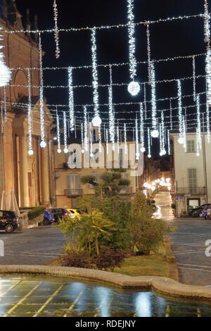 Foto scattata dalla Fontana del Nettuno, une sinistra la Chiesa di San Francesco. La piazza è illuminata dalle Luci di Natale Banque D'Images