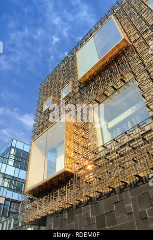 L'architecture moderne à Sanlitun Village Beijing, quartier commercial en plein air à la mode de marques internationales, grandes chaînes de magasins et restaurants chics. Banque D'Images