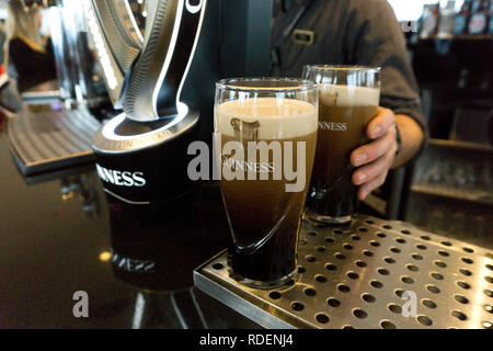 Pintes de Guinness est versé à la gravité Bar à la brasserie Guinness Storehouse à Dublin, Irlande, 15 Jan 2019. Banque D'Images