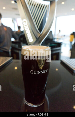 Pintes de Guinness est versé à la gravité Bar à la brasserie Guinness Storehouse à Dublin, Irlande, 15 Jan 2019. Banque D'Images