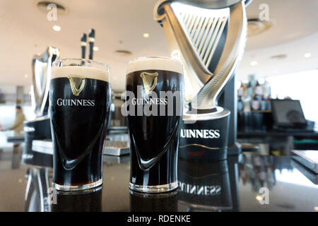 Pintes de Guinness est versé à la gravité Bar à la brasserie Guinness Storehouse à Dublin, Irlande, 15 Jan 2019. Banque D'Images