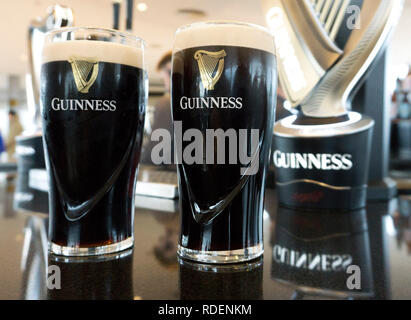 Pintes de Guinness est versé à la gravité Bar à la brasserie Guinness Storehouse à Dublin, Irlande, 15 Jan 2019. Banque D'Images