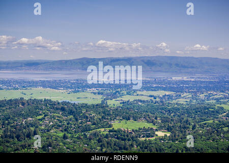 Vue de Windy Hill vers Sunnyvale et Silicon Valley, South San Francisco, Californie Banque D'Images