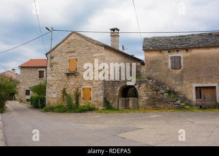 Bâtiments dans le petit village historique de Zrenj près de Buzet en Istrie, Croatie Banque D'Images