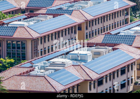 Des panneaux solaires installés sur les toits de bâtiments, baie de San Francisco, Silicon Valley, Californie Banque D'Images