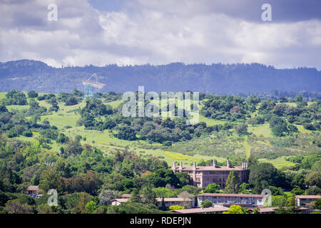 Vue depuis la tour de Hoover à plat de Stanford en haut de collines vertes, un jour de printemps, Palo Alto, San Francisco, Californie Banque D'Images