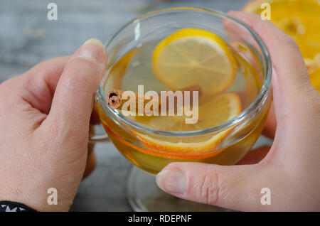 Woman is holding tisane dans ses mains. Banque D'Images