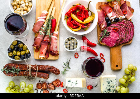 Tapas espagnoles traditionnelles, du vin, de l'alimentation à partir de la série snack espagne, fromage, viande, légumes et autres bouchées sur table, télévision lay, frais généraux Banque D'Images
