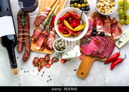 Bar à tapas espagnol traditionnel, table avec de la nourriture, du plateau avec des apéritifs, charcuterie et vin snack-set, frais généraux Banque D'Images