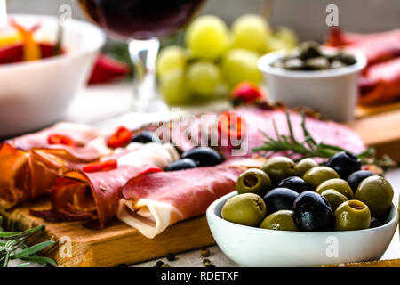 L'antipasto platter. La viande froide, des olives et d'autres tapas sur table, la sélection d'aliments de l'Espagne, régime méditerranéen Banque D'Images