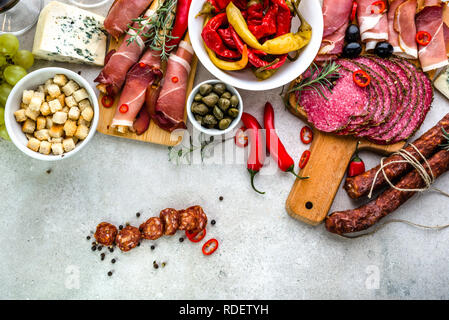 Tapas espagnoles traditionnelles sur la table, de l'alimentation de l'Espagne, de la variété, des plats de viande froide chorizo, jambon et salami Banque D'Images