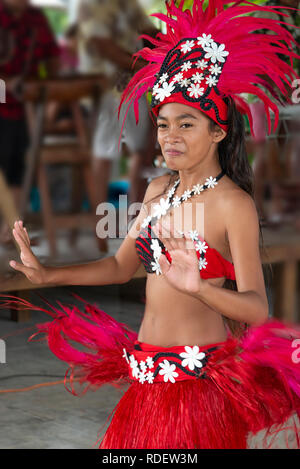 Les jeunes insulaires polynésiens portant des vêtements colorés tout en exécutant une danse traditionnelle sur l'île de Rarotonga, îles Cook, Pacifique Sud Banque D'Images