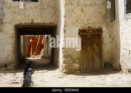 Tibétain ancien house et passage dans la ville fortifiée de Lo Manthang, Upper Mustang région, le Népal. Banque D'Images