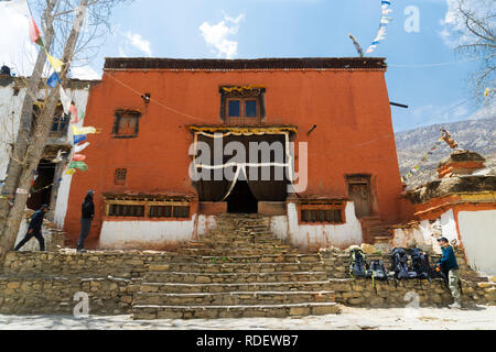 Lo-Ghyekar Gompa, un ancien monastère bouddhiste tibétain construit au 8ème siècle. Il est considéré comme le plus vieux monastère au Népal. Banque D'Images