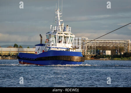 Une photo d'un cargo venant dans le port il est remorqué par un remorqueur Banque D'Images