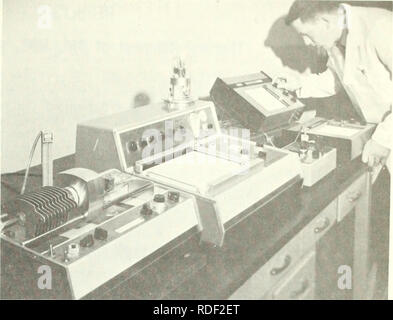 . Effets du sulfate d'ammonium et phosphate sur la pyrolyse et la combustion de la cellulose. Les agents ignifuges ; cellulose Test. Figure 1.-ThermaI dispositifs pour l'analyse des DTAj, TGA et GDH thermograms.. La pyrolyse a été étudié dans une atmosphère d'azote à un débit de 100 centi- mètres cubes par minute. Le même débit de l'air a été utilisé dans les enquêtes de la combustion. Pour les échantillons pyrolyse dans l'azote, le pourcentage de poids reste en fonction de la température de l'échantillon a été suivi. Pour l'analyse de combustion, une autre méthode d'enregistrement des données a été nécessaire en raison de la grande exother Banque D'Images