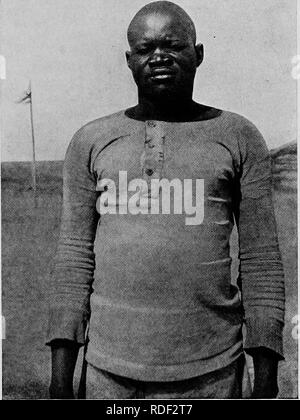 . Du Niger au Nil. Alexander-Gosling ; des oiseaux de l'expédition. EXPLOEATION Imlks 191 DE LA BAMINGI des navires qui ont échoué. Dans l'un d'eux un gros poisson a été pris, qui nous a fourni une bienvenue. ATTDELAI changement pour le petit déjeuner, après quoi nous avons commencé à nouveau sur notre voyage. La blessure de la rivière devant nous avec le même pittoresque que la veille, le long des tronçons bordé de bois et de bush, et de prendre le large socs à courbures. Dans l'un de ceux-ci, où la distance entre n'était pas moins d'une centaine. Veuillez noter que ces images sont extraites de la page numérisée des images qui peuvent avoir Banque D'Images