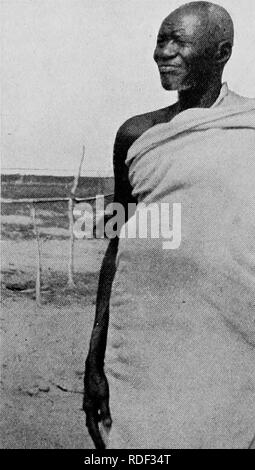 . Du Niger au Nil. Alexander-Gosling ; des oiseaux de l'expédition. Le SHARI À GULFBI 107 sur moi que j'avais coulé tous mes ennuis dans ses eaux, et une nouvelle étape pleine de promesses pour l'expédition avait commencé.. .* Un^ feehng BUDUMA KUEI le même inspiré les hommes ; que les bateaux toucha le bord de la rivière, Audelai, le capitaine, a sauté et en prenant une partie de la terre manger une bouchée. Les hommes jetaient à terre suivant leurs perches et crier scampered sauvagement sur le sable-Banque mondiale, comme si dans la tentative d'éradiquer la crampe qui avait saisi leur hmbs dans leur longue détention dans les bateaux. Pas Uving Banque D'Images