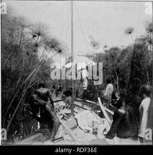 . Du Niger au Nil. Alexander-Gosling ; des oiseaux de l'expédition. Le PASSAGE DU LAC TCHAD 93 sans lien de dépendance des offrandes de poissons. Et puis il y eut une ruée autour des bateaux, toutes désireuses de se serrer la main avec moi, s'accrochant dans les mines le leur comme s'ils étaient désireux d'acquérir. Le THBOUGH COUPE mon amitié BEEDS. Ils n'étaient pas satisfaits jusqu'à ce qu'ils avaient serré la main avec tous les membres de l'équipage à son tour vers le bas au plus petit garçon. Après, ils sont retournés à leurs activités de pêche et d'ici peu nombreux canots sont à voir au volant sur la baie en forme d'éventail à leur formation de pêche, de fondre hke Banque D'Images