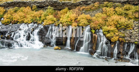 L'île de Hraunfossar Wasserfall Banque D'Images