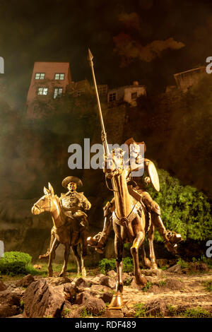 Guanajuato, Guanajuato - Mexique - 21/10/2018 : Don Quichotte Sancho Panza des statues dans la Plaza Allende près de Théâtre Cervantes, la nuit. C'est l'un des m Banque D'Images