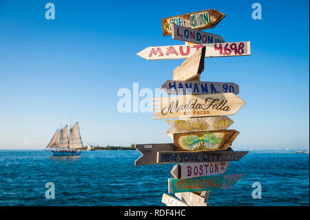 KEY WEST, Floride, USA - Le 13 janvier 2019 : une direction rustique en bois surmontées de l'selfiemostpoint # message se trouve sur Sunset Pier à Mallory Sq Banque D'Images