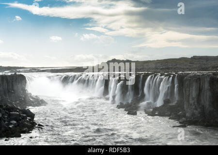 Beeindruckender Selfoss, Jökulsá á Fjöllum Wasserfall Schluch, Island Banque D'Images