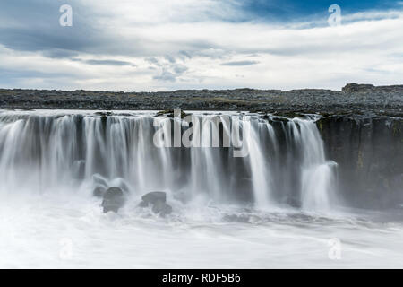 Beeindruckender Selfoss, Jökulsá á Fjöllum Wasserfall Schluch, Island Banque D'Images