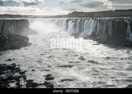 Beeindruckender Selfoss, Jökulsá á Fjöllum Wasserfall Schluch, Island Banque D'Images