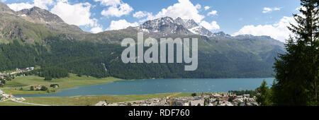 Silvaplana, Suisse : Panorama du lac entre les montagnes de l'Engadine Banque D'Images