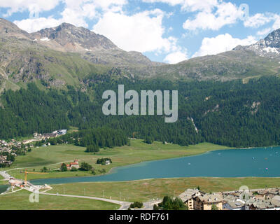 Silvaplana, Suisse : Panorama du lac entre les montagnes de l'Engadine Banque D'Images