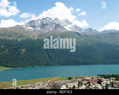 Silvaplana, Suisse : Panorama du lac entre les montagnes de l'Engadine Banque D'Images