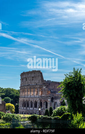 Façade du Grand Colisée romain (Colisée, Colisée), également connu sous le nom de Flavian Amphitheater. Monde célèbre monument Banque D'Images