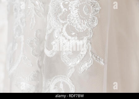 Close up de dentelle blanche brodée avec motif floral s'épanouir pour mariée robe de mariée blanche. Banque D'Images