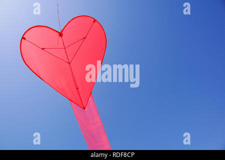 Coeur rouge cerf-volant dans un ciel bleu dans fght Banque D'Images