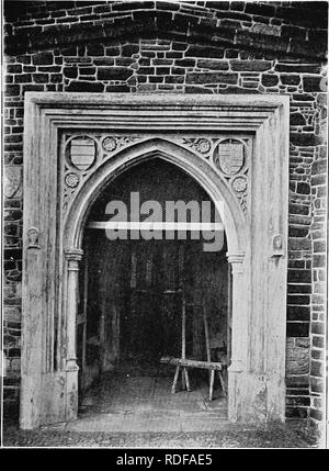 . L'histoire de Victoria du comté de Bedford. L'histoire naturelle. Église : Porche Sud Flitton. Veuillez noter que ces images sont extraites de la page numérisée des images qui peuvent avoir été retouchées numériquement pour plus de lisibilité - coloration et l'aspect de ces illustrations ne peut pas parfaitement ressembler à l'œuvre originale.. Page, William, 1861-1934, ed ; Doubleday, H. Arthur Herbert (Arthur), 1867-1941. Westminster [A. Agent] Banque D'Images