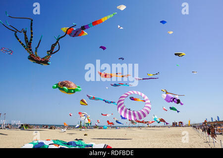 CERVIA, ITALIE - 1 mai : ciel plein de cerfs-volants pour l'International du cerf-volant le 1 mai 2017 à Cervia, en Italie. Ce festival rassemble des cerfs-volistes du monde entier chaque année depuis 1981. Banque D'Images