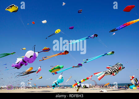 CERVIA, ITALIE - 1 mai : ciel plein de cerfs-volants pour l'International du cerf-volant le 1 mai 2017 à Cervia, en Italie. Ce festival rassemble des cerfs-volistes du monde entier chaque année depuis 1981. Banque D'Images