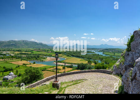 Les champs à proximité de Shkodër, Albanie vue depuis le château de Rozafa Banque D'Images