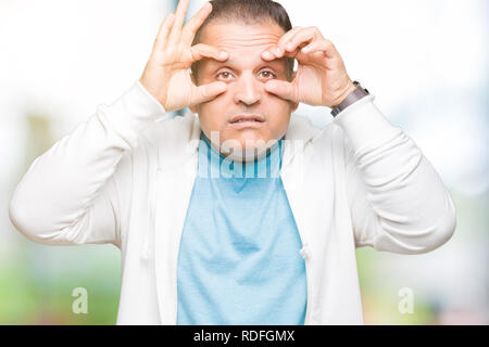 L'âge moyen arabe portant sur sweatshirt fond isolé d'essayer d'ouvrir les yeux avec les doigts, somnolent et fatigué de la fatigue du matin Banque D'Images