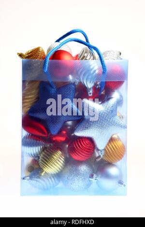 Sac de plastique transparent rempli de décorations de Noël Banque D'Images