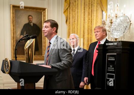 Président américain Donald Trump et le Vice-président Mike Pence regarder en tant qu'entraîneur-chef de l'Université Clemson Dabo Swinney prononce une allocution lors d'une célébration pour la NCAA College Football 2018 champions nationaux dans l'East Room de la Maison Blanche le 14 janvier 2019 à Washington, DC. Banque D'Images