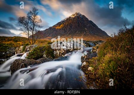 Petite cascade de bouleaux (Betula) et sommet de Stob Dearg en arrière-plan, Glen Coe, Rannoch Moor, West Highlands, Ecosse Banque D'Images