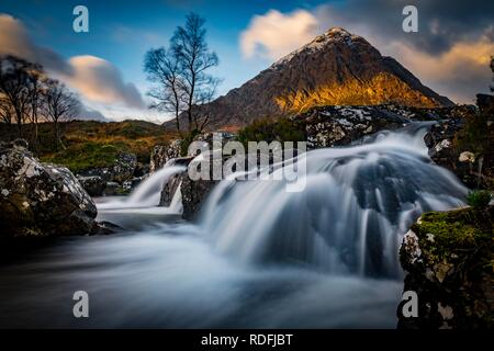 Petite cascade de bouleaux (Betula) et sommet de Stob Dearg en arrière-plan, Glen Coe, Rannoch Moor, West Highlands, Ecosse Banque D'Images