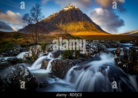 Petite cascade de bouleaux (Betula) et sommet de Stob Dearg en arrière-plan, Glen Coe, Rannoch Moor, West Highlands, Ecosse Banque D'Images