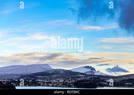 Portree en hiver au lever du soleil avec vieil homme de Storr et Bergen dans l'arrière-plan, Portree, Isle of Skye, Scotland, United Kingdom Banque D'Images