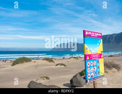 Sur la plage de Famara Lanzarote, îles Canaries, Espagne Banque D'Images