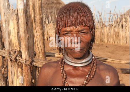 Personnes âgées femme Hamar avec coiffure traditionnelle en argile rouge et ses cheveux avec des colliers, de la vallée de la rivière Omo, dans le sud de l'Éthiopie Banque D'Images