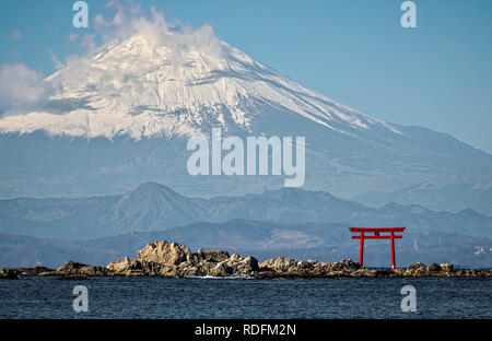 Ma première fois le tournage le Mont Fuji vu de l'ensemble de la baie de Sagami près de Hayama, Japon. Banque D'Images