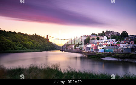 Le pont suspendu de Clifton est un monde célèbre pont suspendu enjambant la Gorge d'Avon et de la rivière Avon, reliant Clifton à Bristol à Leigh Wood Banque D'Images